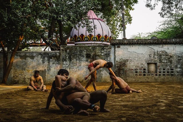 Bức ảnh đoạt giải nhất&nbsp;c&oacute; tựa đề &lsquo;Đ&ocirc; vật Kushti l&uacute;c ho&agrave;ng h&ocirc;n&rsquo;, được chụp tại Ph&ograve;ng tập Guru Jasram Ji Akhara ở New Delhi, Ấn Độ. Được huấn luyện bởi c&aacute;c đạo sư, c&aacute;c đ&ocirc; vật trong bức ảnh đang tập đấu vật trong hố c&aacute;t l&uacute;c ho&agrave;ng h&ocirc;n. Giải nhất trị gi&aacute; 1.000 USD. Ảnh:&nbsp;Sandra Morante.